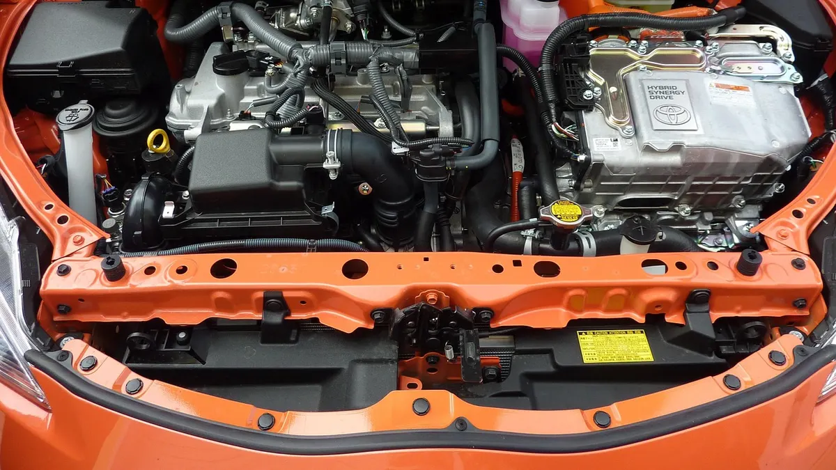 Compartimento do motor de um carro com o capô aberto