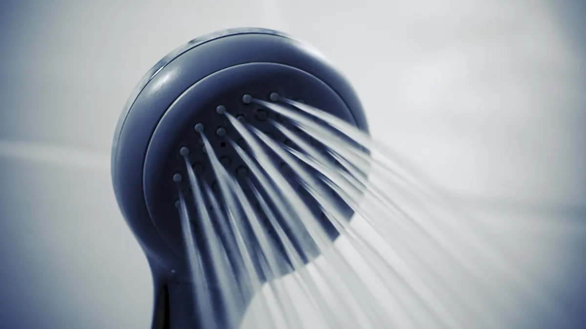 Ducha de chuveiro azul com jatos de água