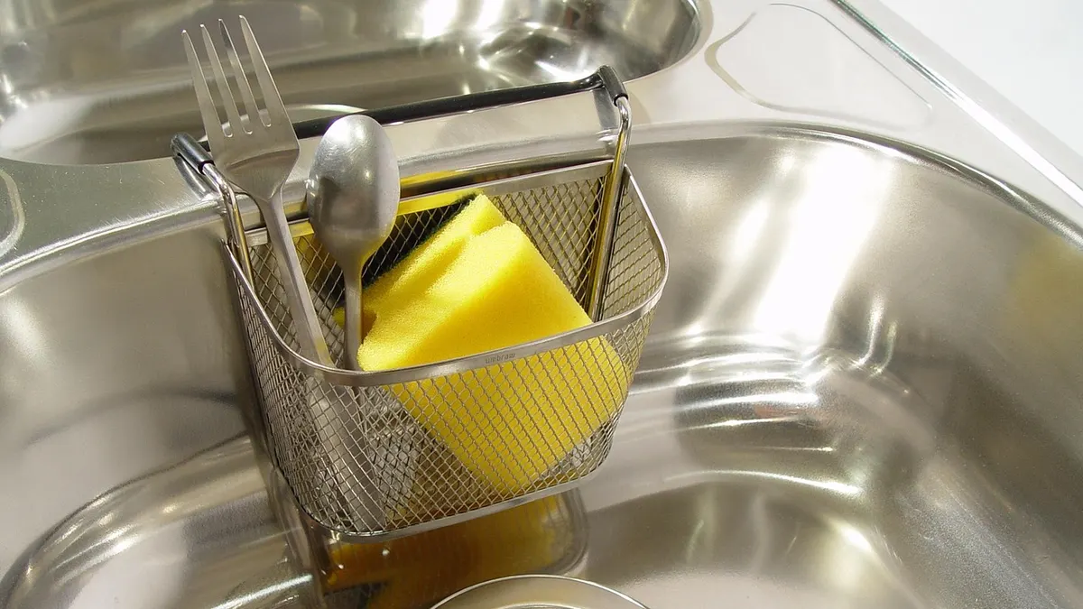 Pia de inox com ralo e esponja amarela