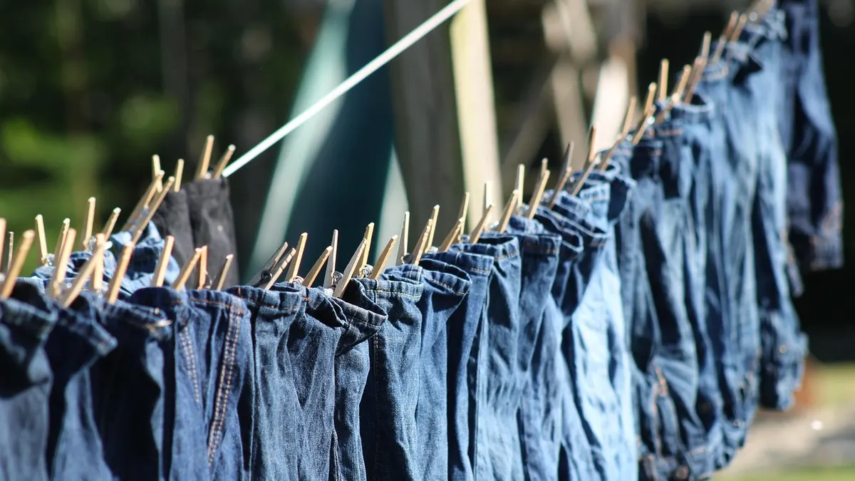 Roupas azuis secando no varal ao sol